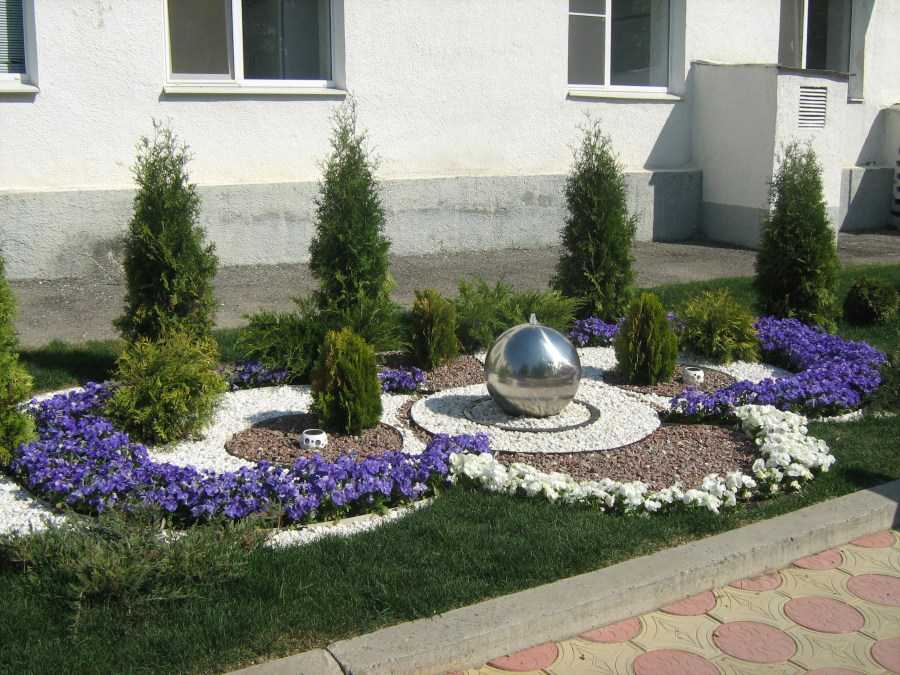 Оформление клумб и цветников перед домом фото