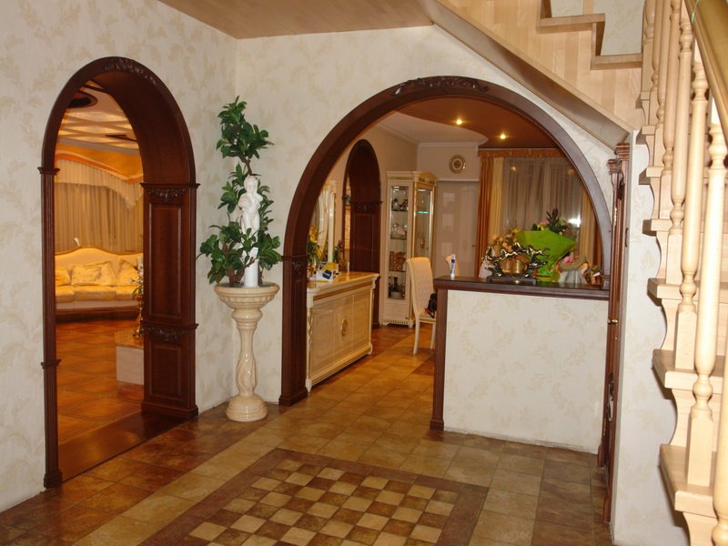 Красивая арка в доме. Трехрадиусная арка. Красивые арки межкомнатные. Арочный проем на кухню. Арка в доме.