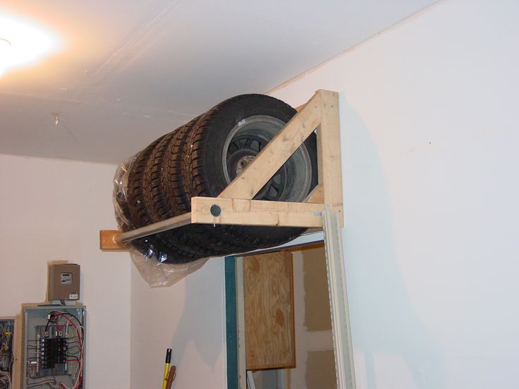 Колеса на стене в гараже фото