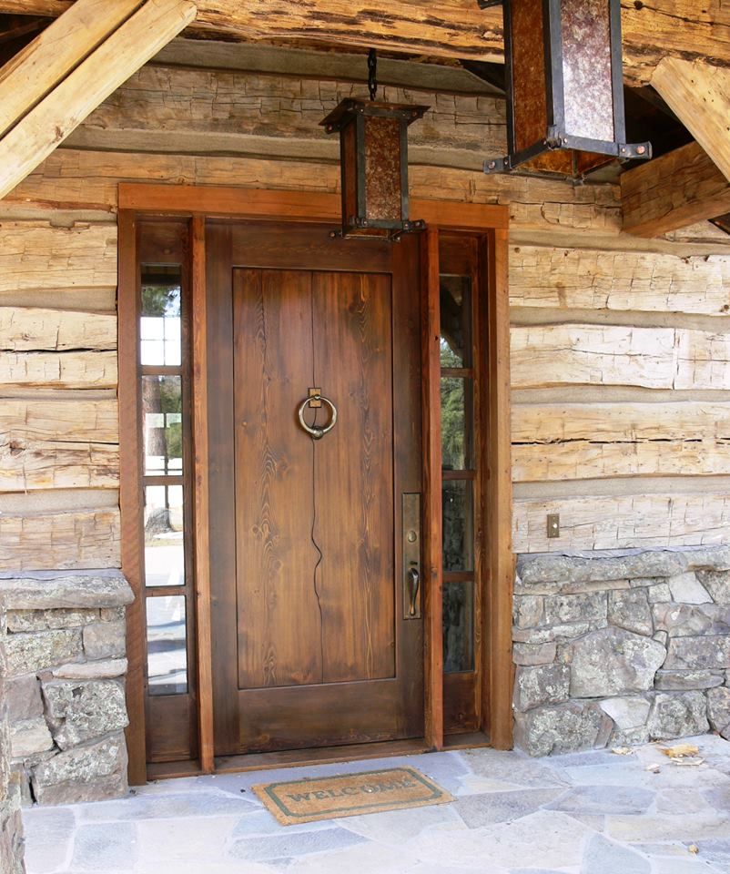 Железная дверь в деревянном доме. Двери в деревянном доме. Дверь входная деревянная. Дверь в деревенском доме. Входная дверь в деревянный дом.