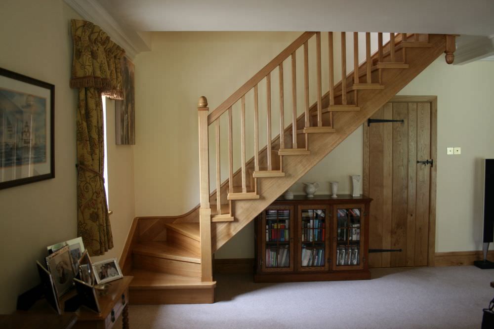 Лестница на 2 этаж в частном доме фото с поворотом