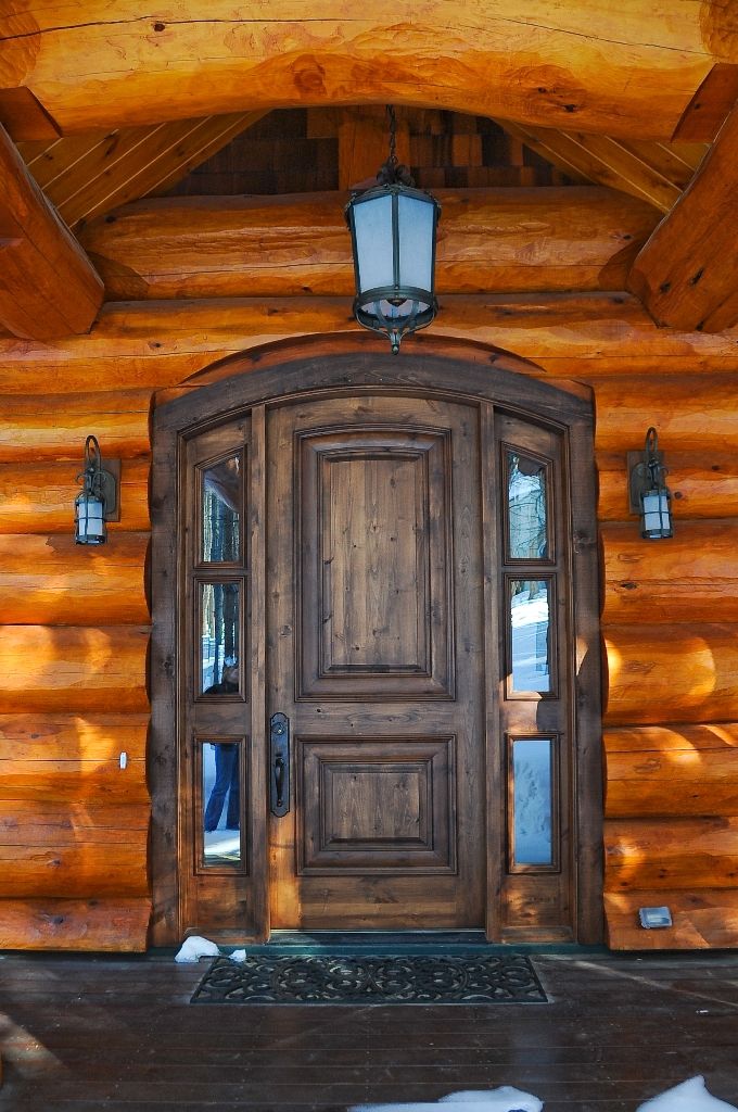 Железная дверь в деревянном доме. Входные двери в доме из бревна. Двери в доме из бревна. Входная дверь. D ljv BP ,htdyf. Входная дверь в сруб.