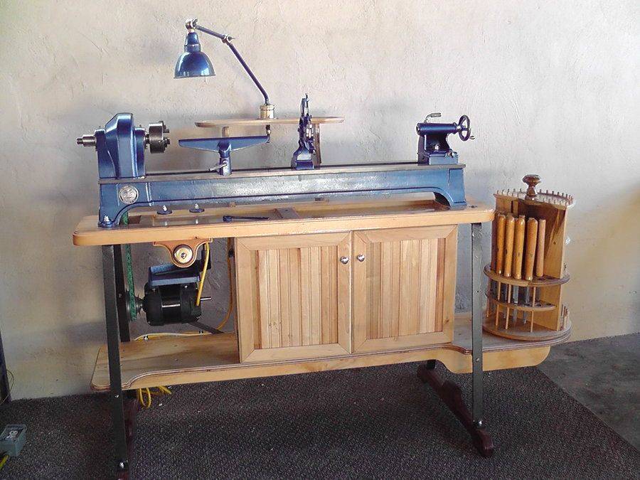 Токарный станок для домашней мастерской. Wood Lathe из дерева. Стол под токарный станок по дереву. Подставка под токарный станок по дереву. Токарный станок по дереву для домашней мастерской.