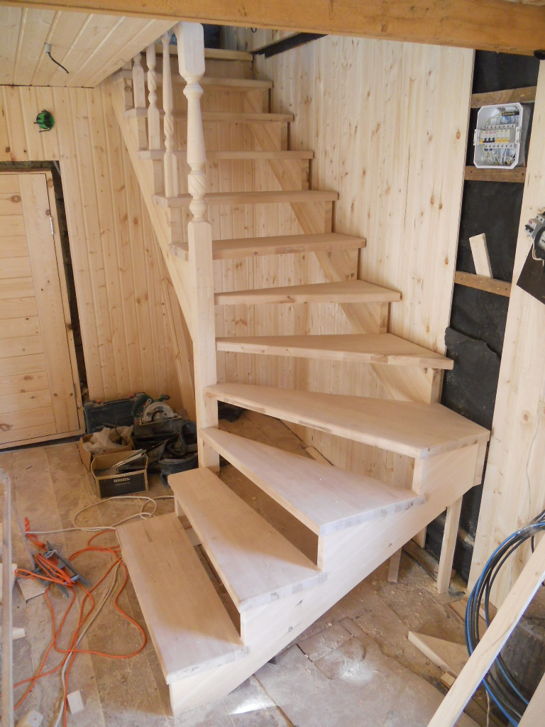 Построить лестницу своими руками. Самодельная лестница. Самодельная деревянная лестница. Лестница деревянная на второй этаж. Лестница на 2 этаж из дерева.