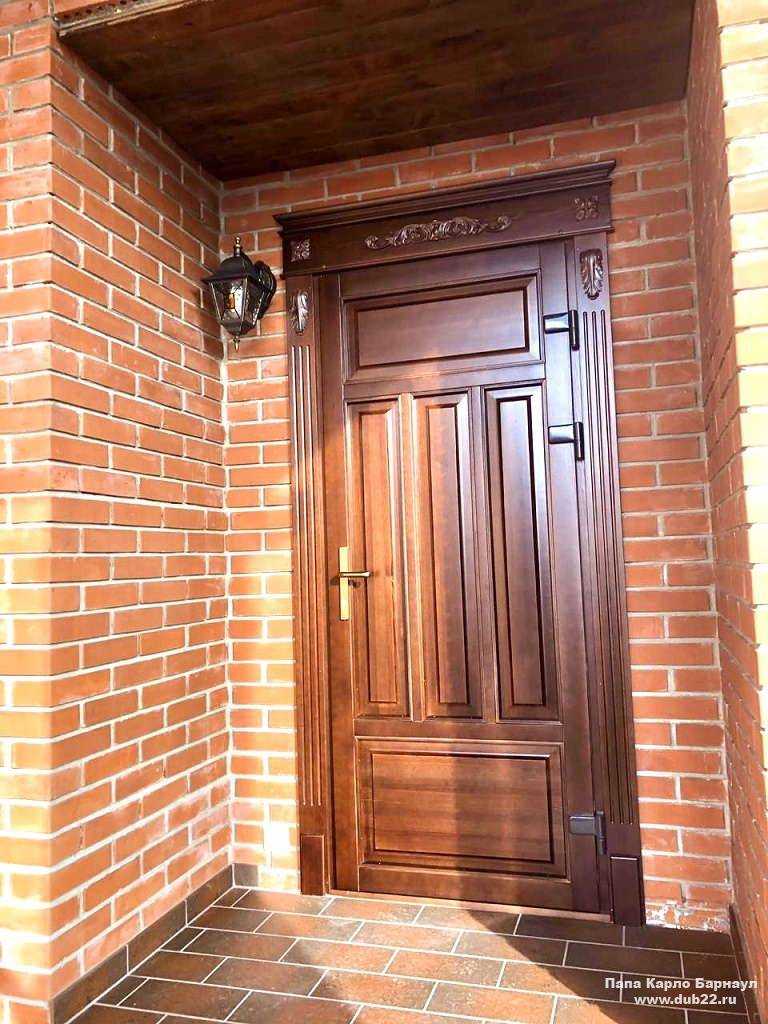 Сделать входную дверь в дом. Дверь входная деревянная. Деревянная уличная дверь. Двери наружные деревянные. Деревянная уличная дверь в частный дом.