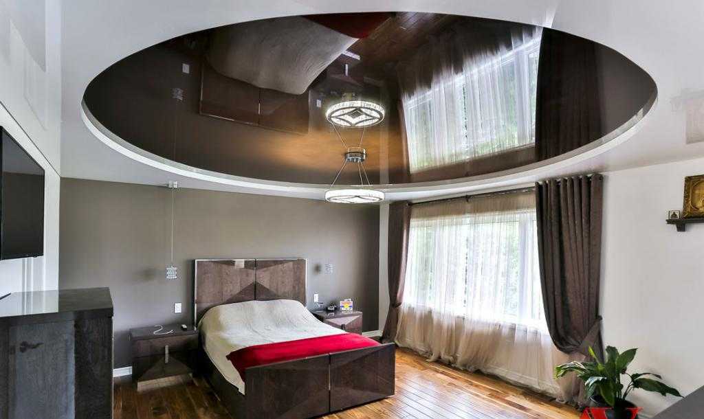 Дизайн гостиной с двухуровневым натяжным потолком