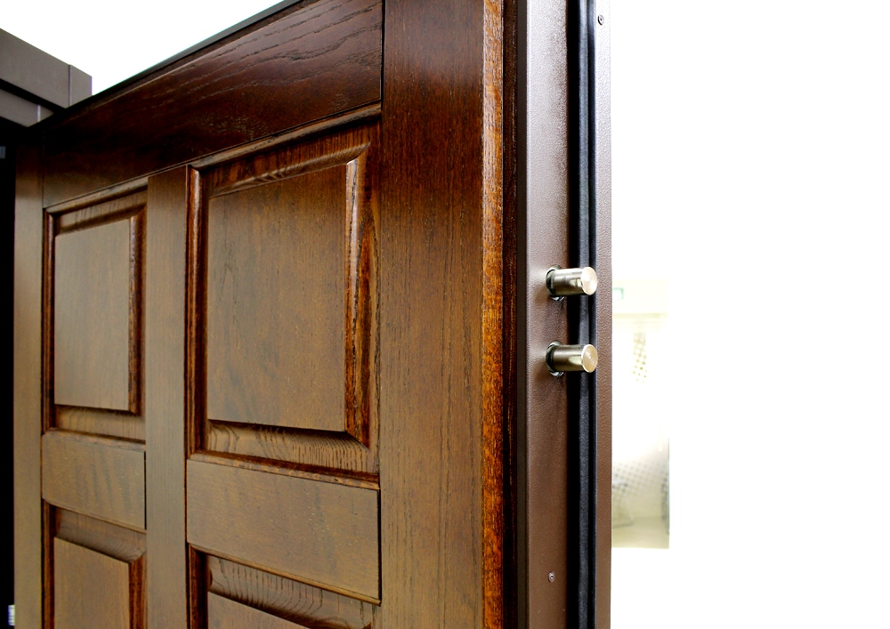 Деревянная накладка на дверь. Piacentini входные двери. Piacentini linea надежные итальянские двери. Деревянные накладки на металлические двери. Металлическая дверь с деревянной отделкой.