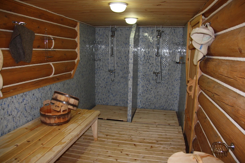 Фото бани изнутри с парилкой и комнатой отдыха