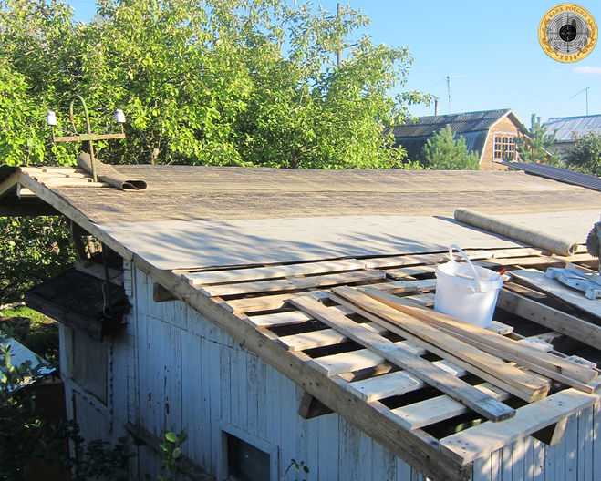 Чем покрыть гараж вместо рубероида. Деревянная крыша на гараж. Крыша гаража. Перекрытие крыши гаража. Деревянный гараж кровля.