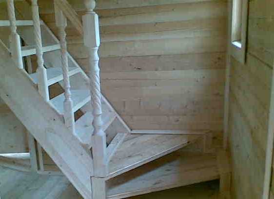 Построить лестницу своими руками. Лестница на 2 этаж на даче. Деревянная лестница своими руками. Лестница на мансарду на даче. Поворотная лестница на второй этаж на даче.