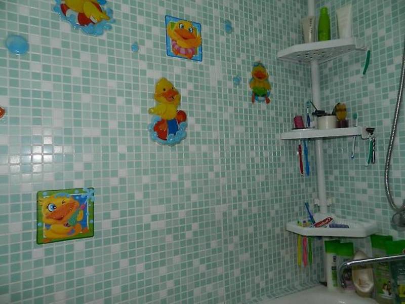 Как клеить панели в ванную на стену. Отделка ванной листовыми панелями ПВХ. Листовые панели для ванной комнаты. Ванная комната с панелями ПВХ мозайка. Панели ПВХ В ванную мозаика.