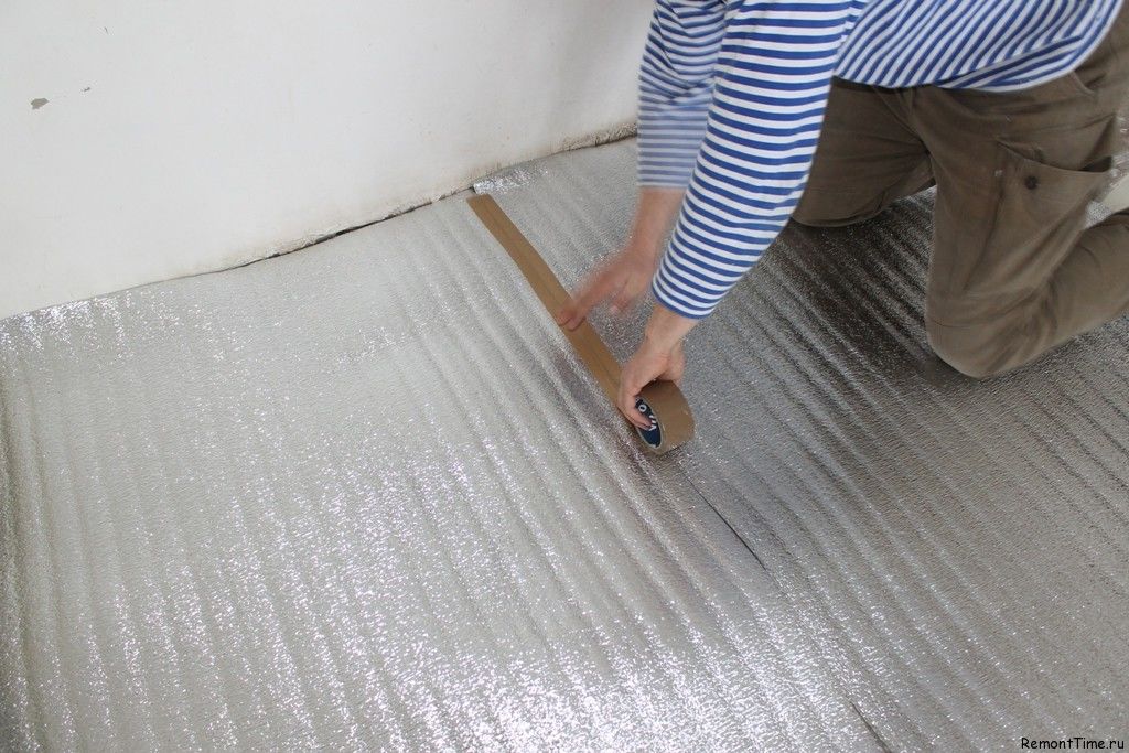 Как правильно стелить ламинат на бетонный пол видео: Как стелить .