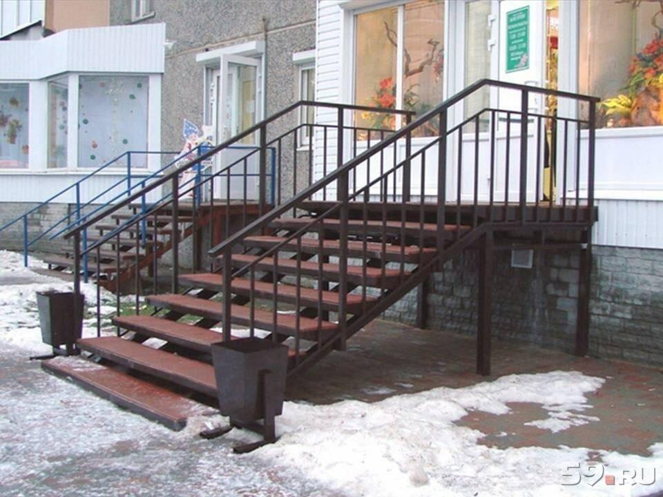 Входная группа лестница. Наружная металлическая лестница. Лестница входная металлическая. Железная лестница для крыльца. Крыльцо из металла.