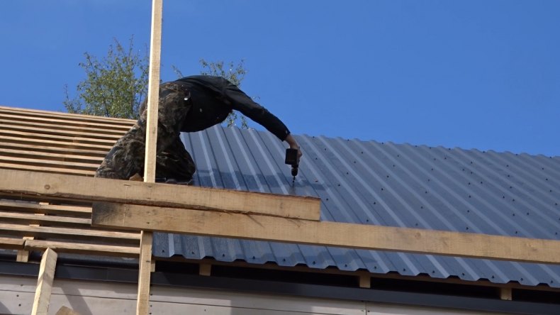  постелить профнастил на крышу своими руками:  покрыть крышу .