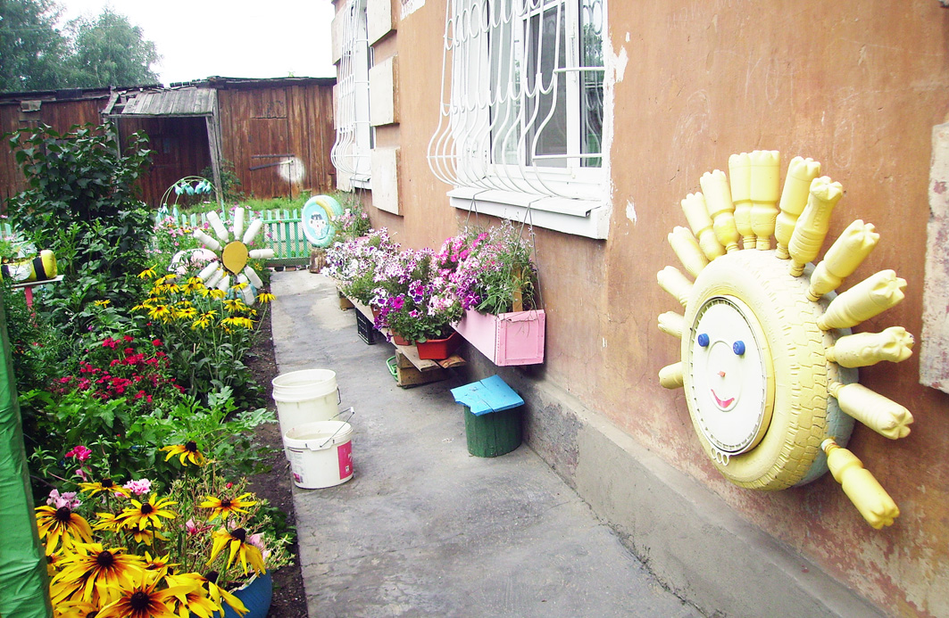 Как украсить двор частного дома своими руками из подручных материалов летом недорого с фото пошагово