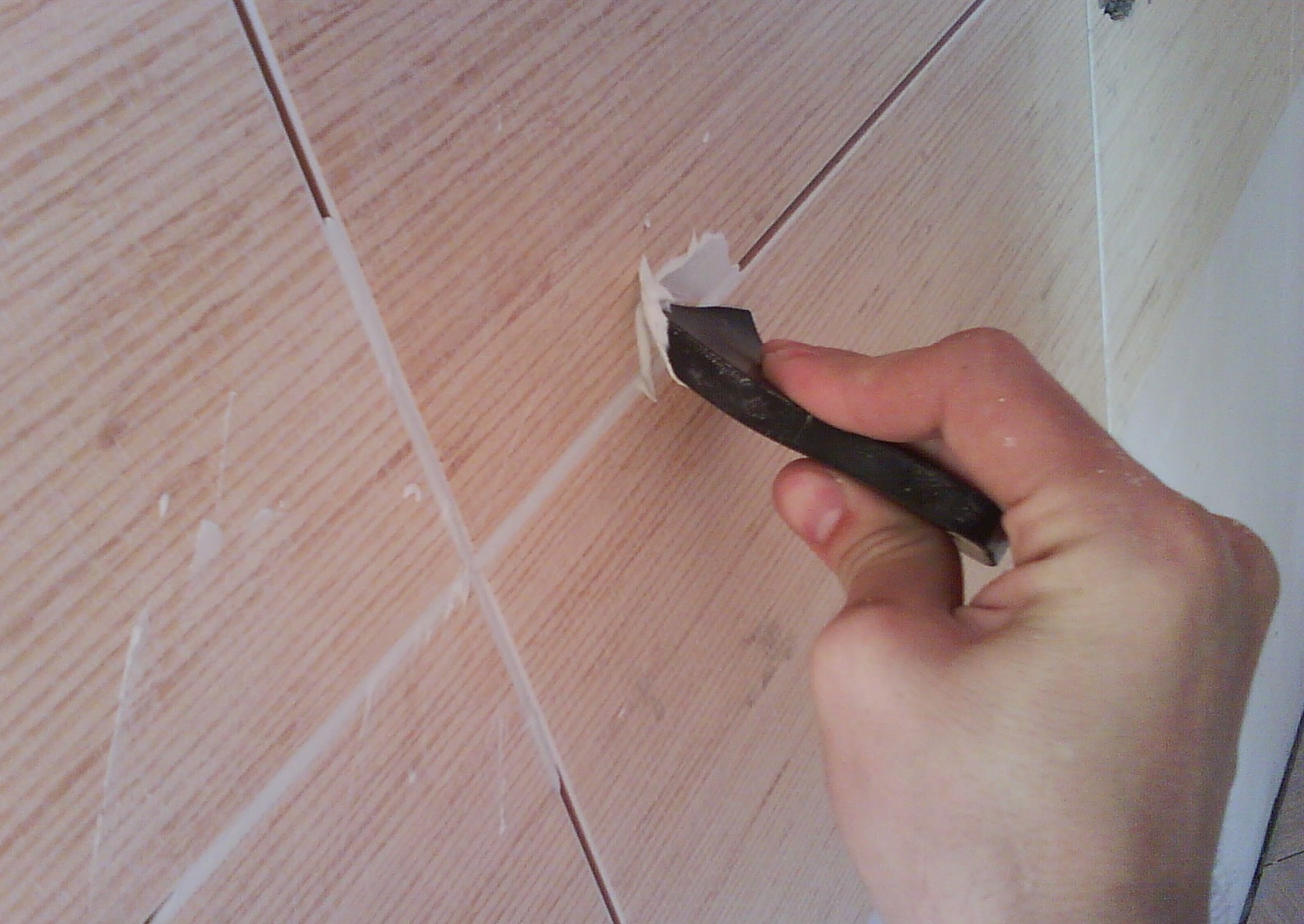 Как втирать затирку:  швов керамической плитки: как затирать швы .