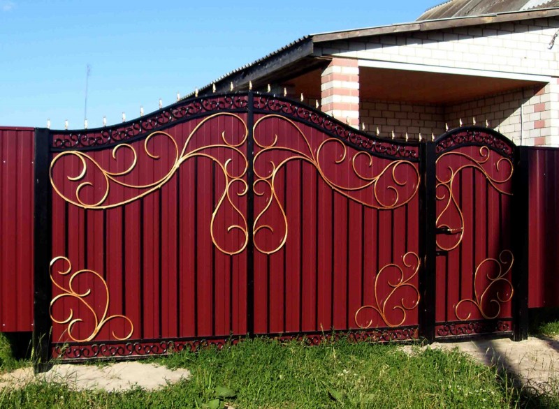 Ворота и калитки для частного дома фото с ковкой