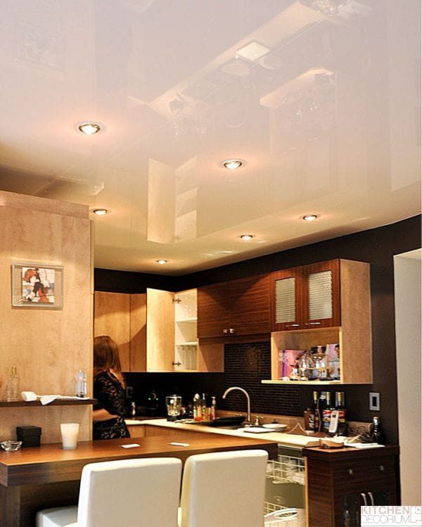 Дизайн натяжных потолков на кухне 10 кв