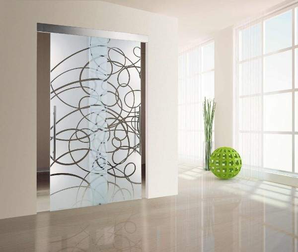 Стеклянные раздвижные двери - фото с рисунком в современном стиле