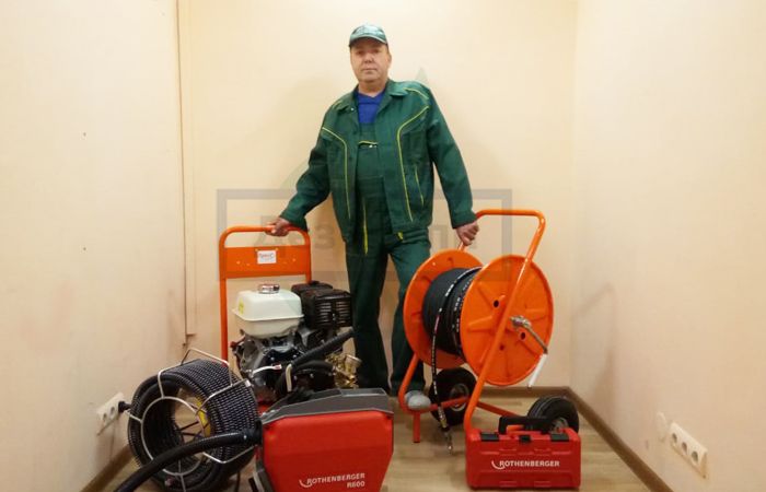 Прочистка канализационных труб в квартире - вызвать в Москве