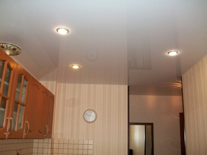 Дизайн светильников на натяжном потолке на кухне