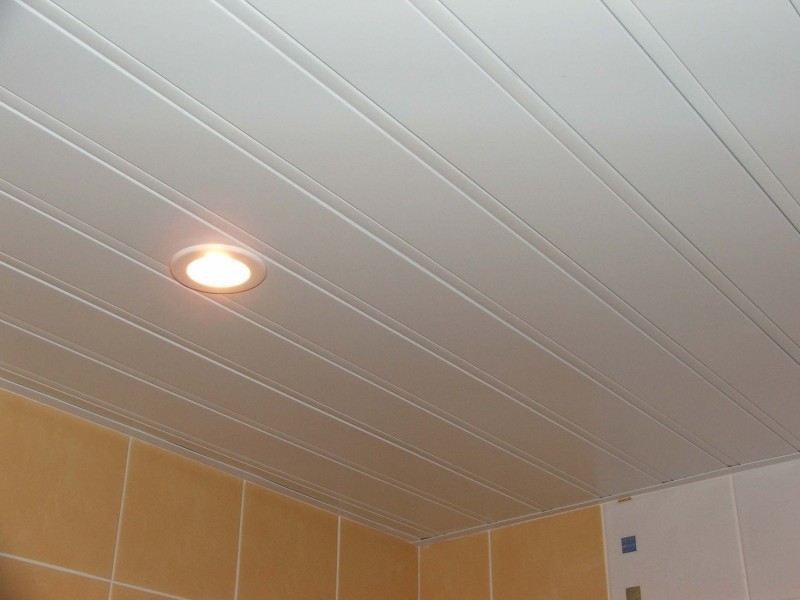 Точечный светильник на матовом потолке из реек ПВХ