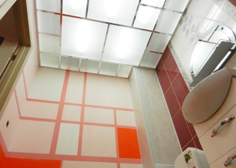 Рассеянный свет в ванной с акриловым потолком