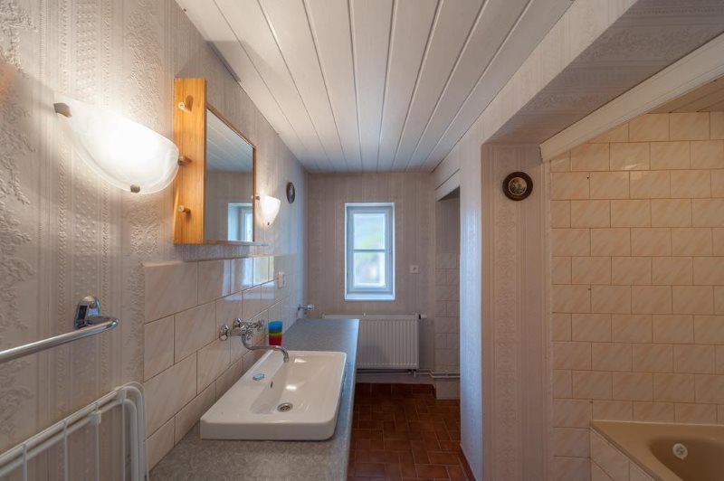 Белый реечный потолок в ванной современного стиля
