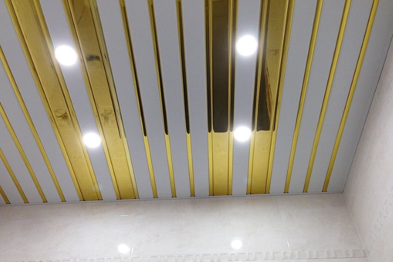 Комбинированное оформление реечного потолка