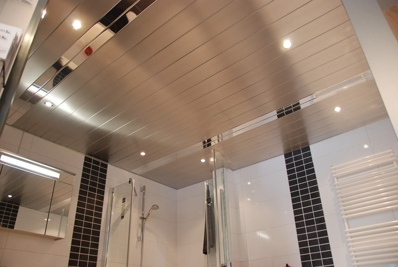 Алюминиевый реечный потолок в ванной городской квартиры
