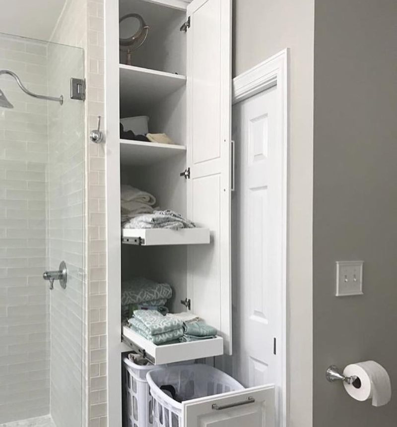 Вертикальный шкаф с выдвижными полками в ванной комнате