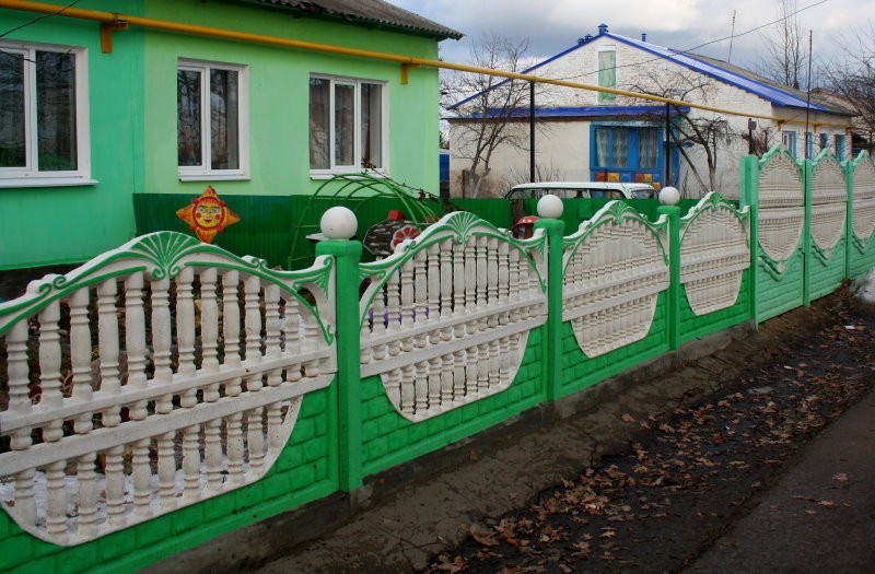 Бетонный забор в палисаднике частного дома
