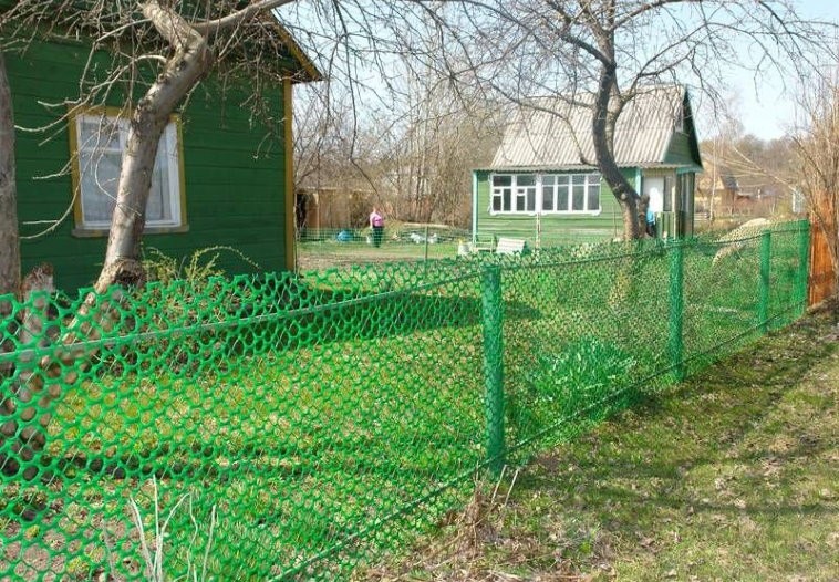 Пластиковая сетка на заборе в палисаднике