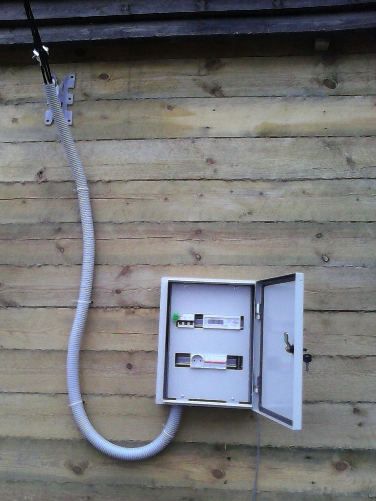 Электричество в деревянном доме своими руками в кабель каналах