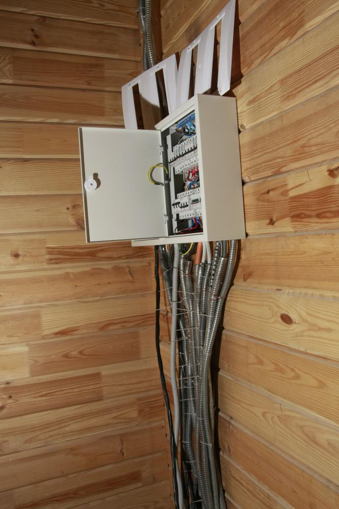 Как сделать ввод электричества в деревянный дом