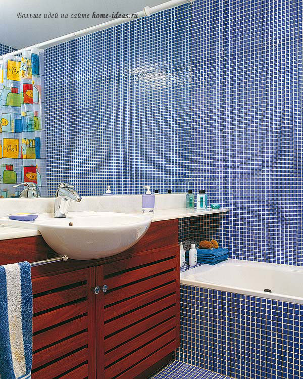 Интерьер маленькой голубой ванной