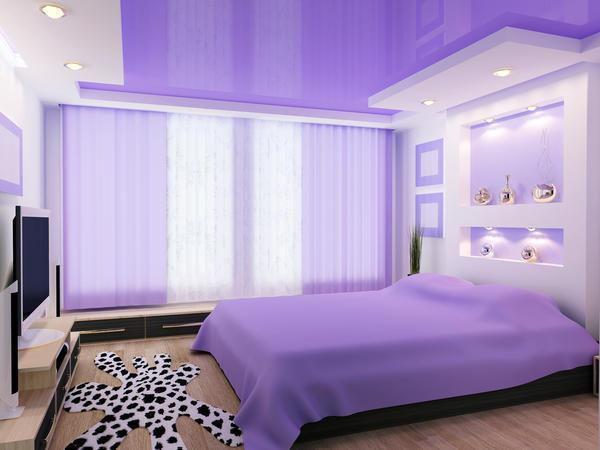 Глянцевые натяжные потолки наиболее часто используются в небольших спальных комнатах