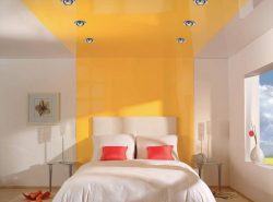 Грамотный выбор освещения спальни с натяжным потолком является основным фактором комфортности помещения