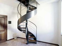 Оригинальная винтовая лестница из металла прекрасно дополнит интерьер помещения в стиле модерн