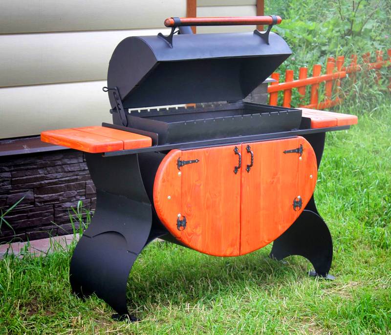 Уличный вариант конструкции. Мангал и коптильня