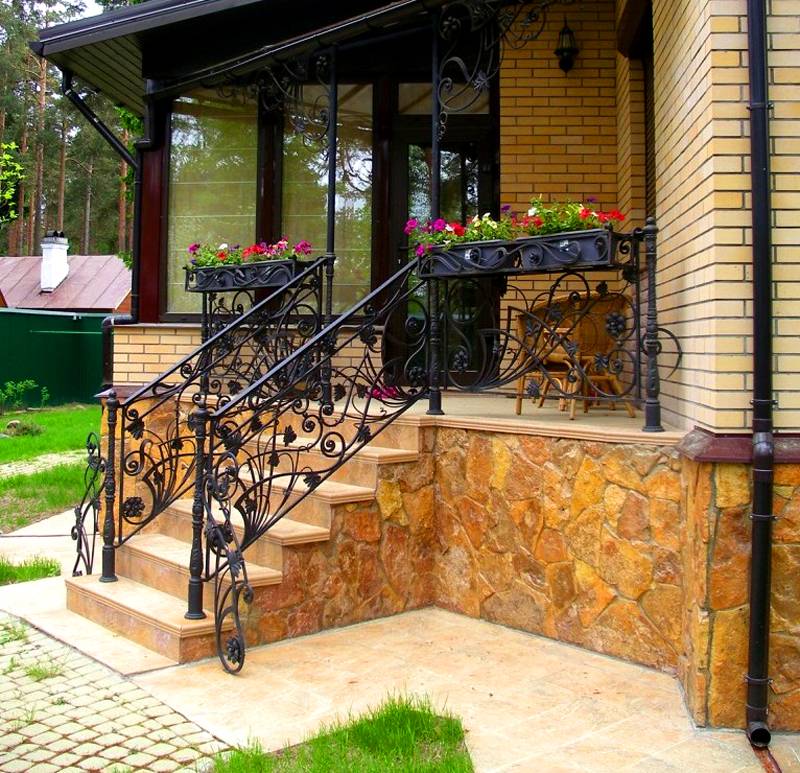 Кованые изделия выглядят лучше, но стоят дороже