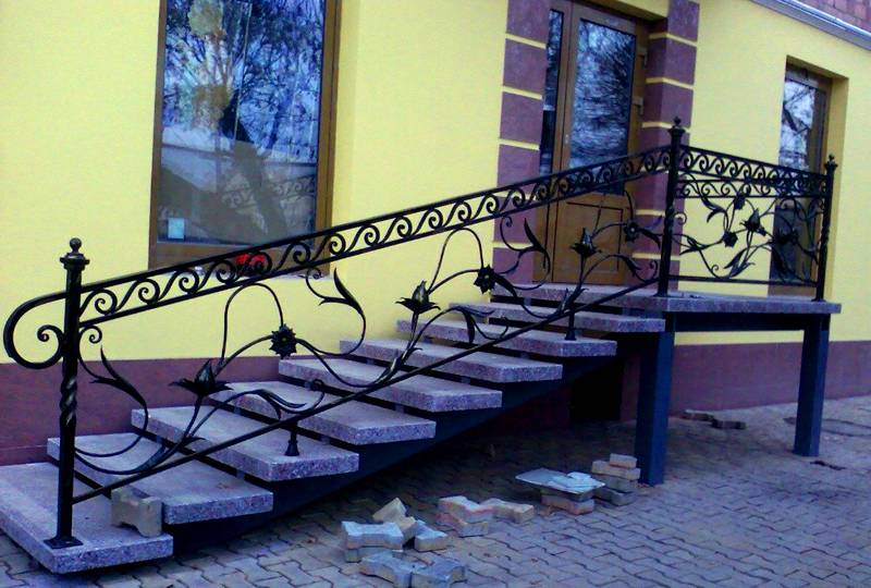 Крыльцо из металла и керамогранита