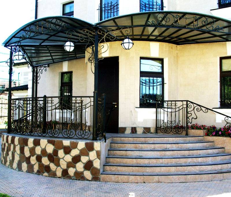 Для украшения входной группы используют клумбы с цветами