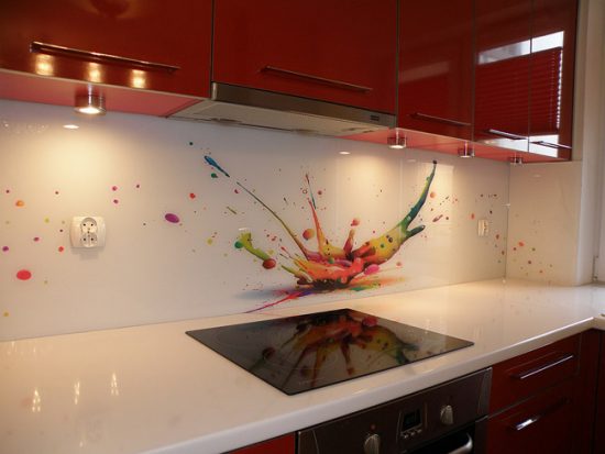 Стеклянный фартук позволяет создавать объемное изображение в рабочей зоне кухни