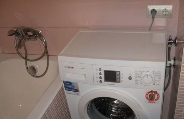 Компактное подсоединение стиральной машинки в ванной.