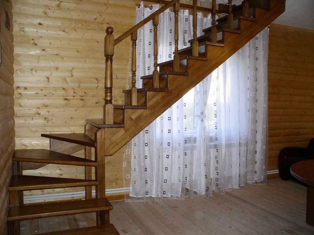 Лестницы на второй этаж в частном доме фото из дерева с поворотом