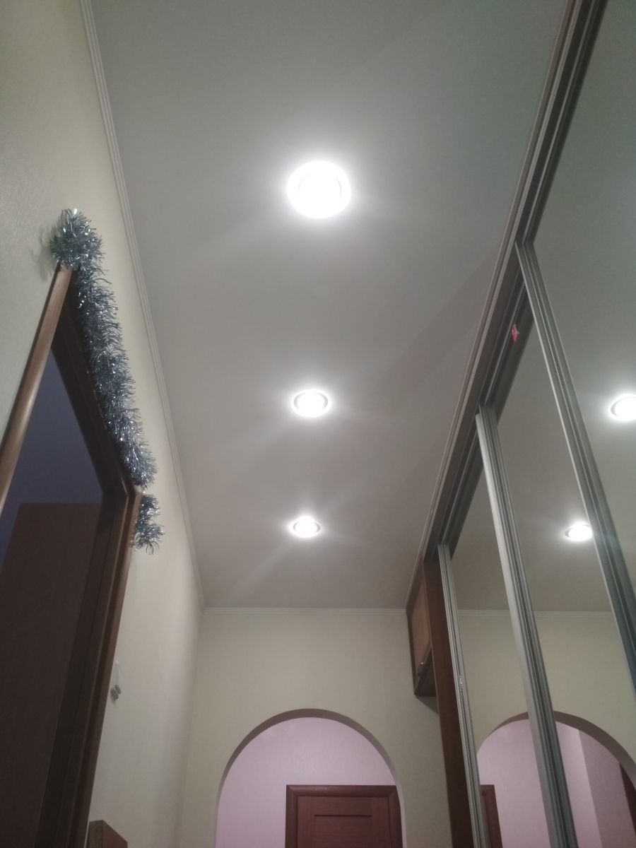 расположение светильников в натяжном потолке в прихожей