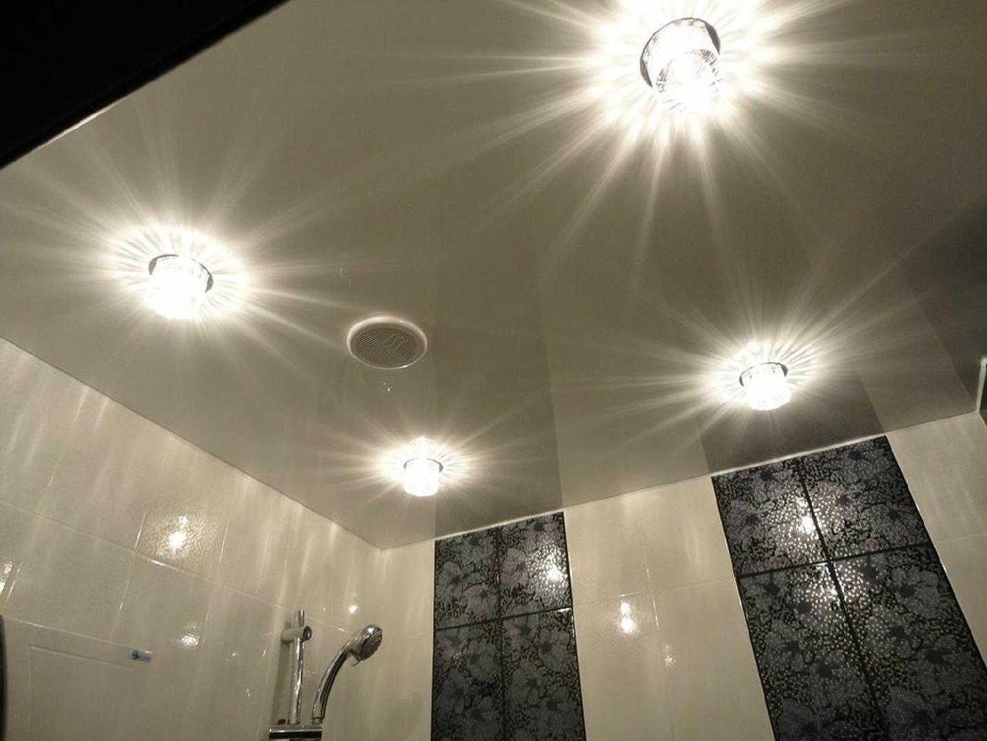 Освещение в ванной натяжной потолок