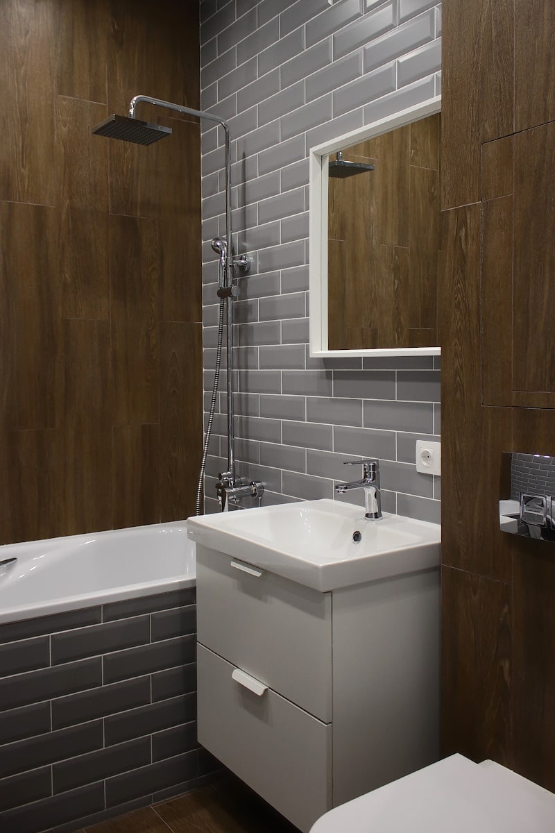 Ванная с плиткой кабанчик и плиткой под дерево