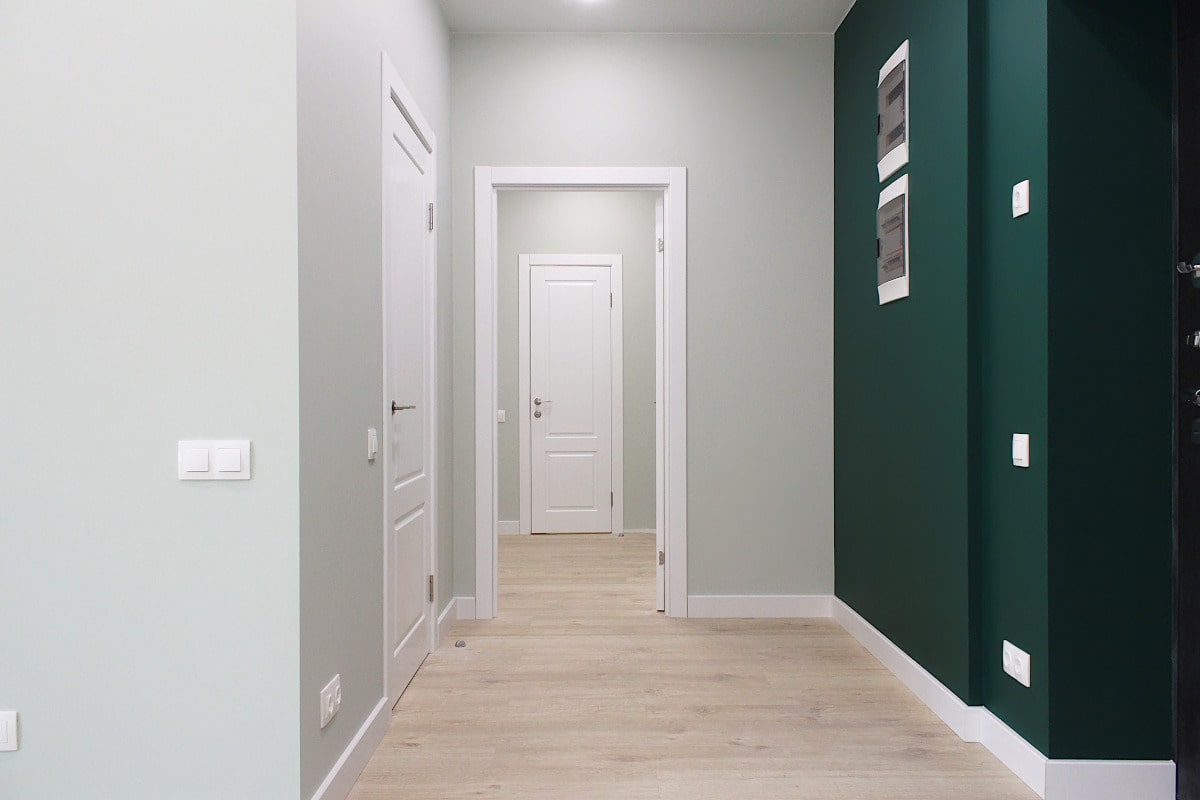 Прихожая с фисташковыми стенами